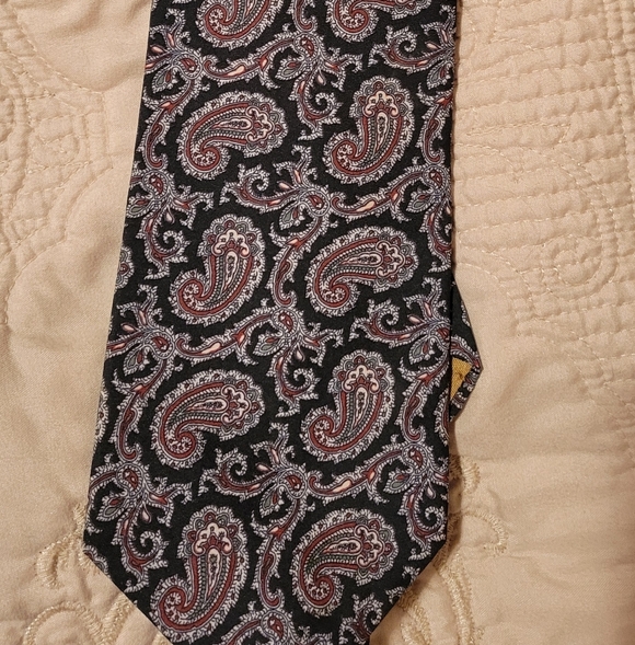 Source Unknown Man's Italian Silk  Paisley Tie - Black, Tan & Red. - Picture 6 of 8